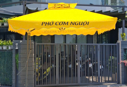 Dù Vuông Lệch Tâm 2m5 Xoay 360° Che Mưa Nắng Quán Cà Phê