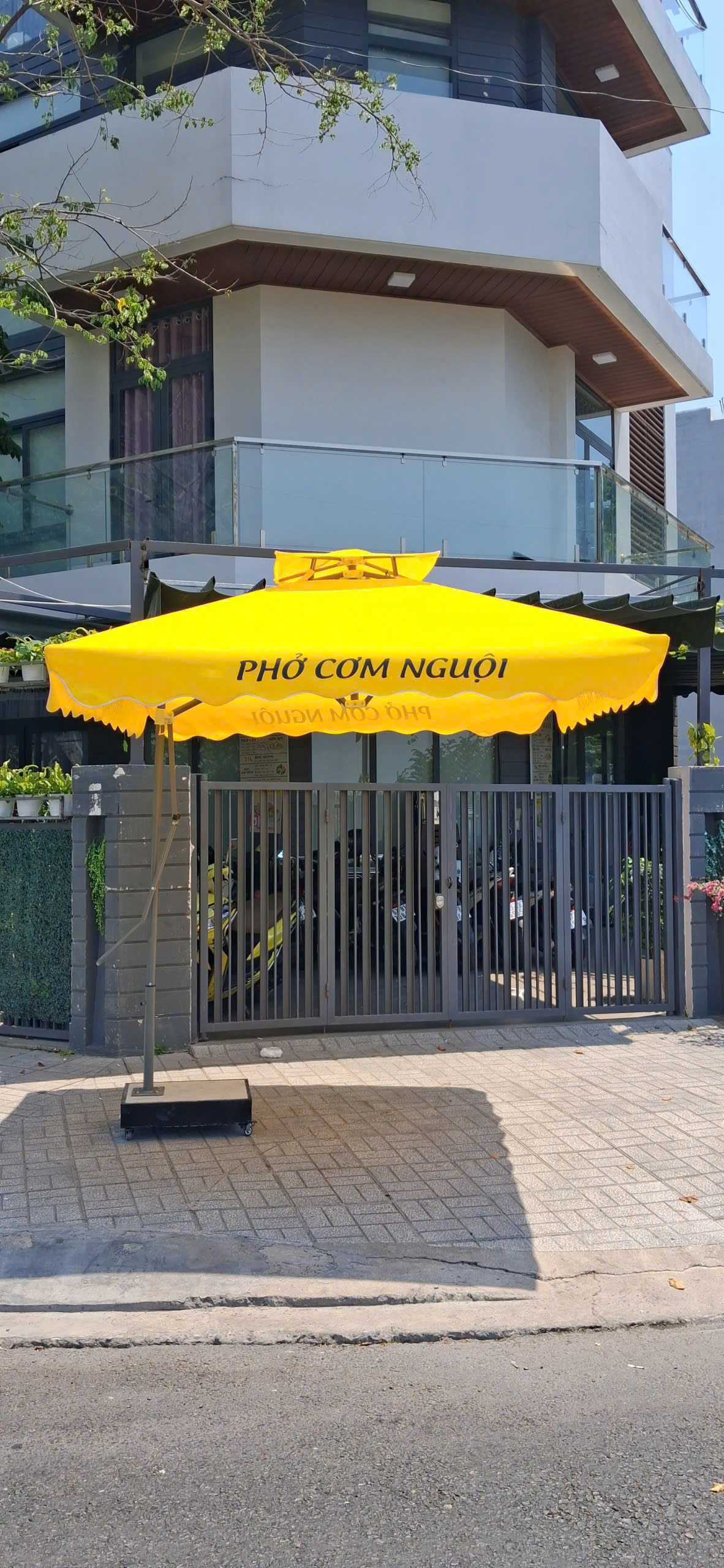 Dù Vuông Lệch Tâm 2m5 Xoay 360° Che Mưa Nắng Quán Cà Phê