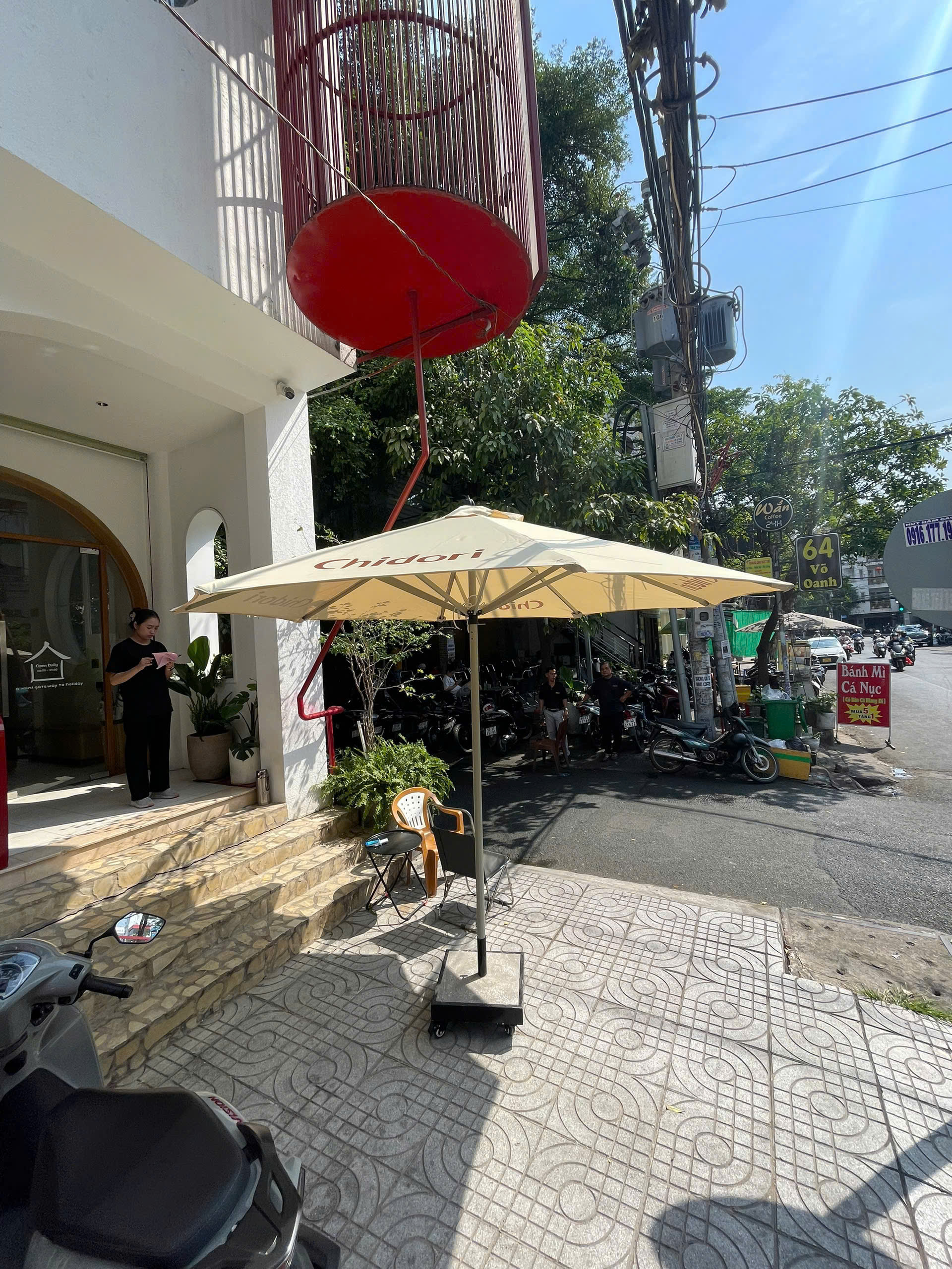 Dù tròn 3m đế vuông có bánh xe, vận chuyển tận nơi về Định Quán, Đồng Nai