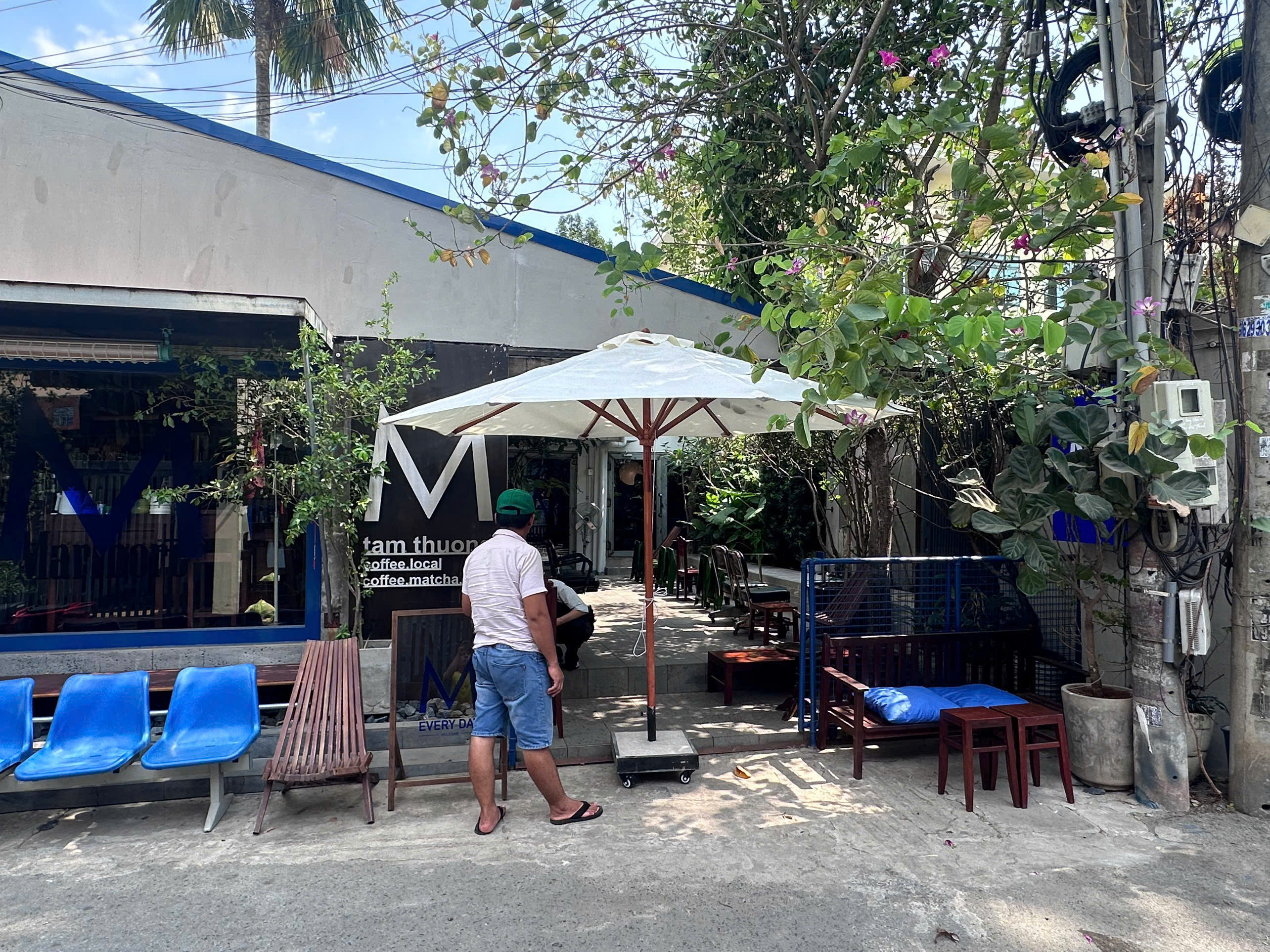 Dù che nắng Biên Hoà, Đồng Nai - mẫu dù gỗ sân vườn đường kính 3m đế vuông có bánh xe