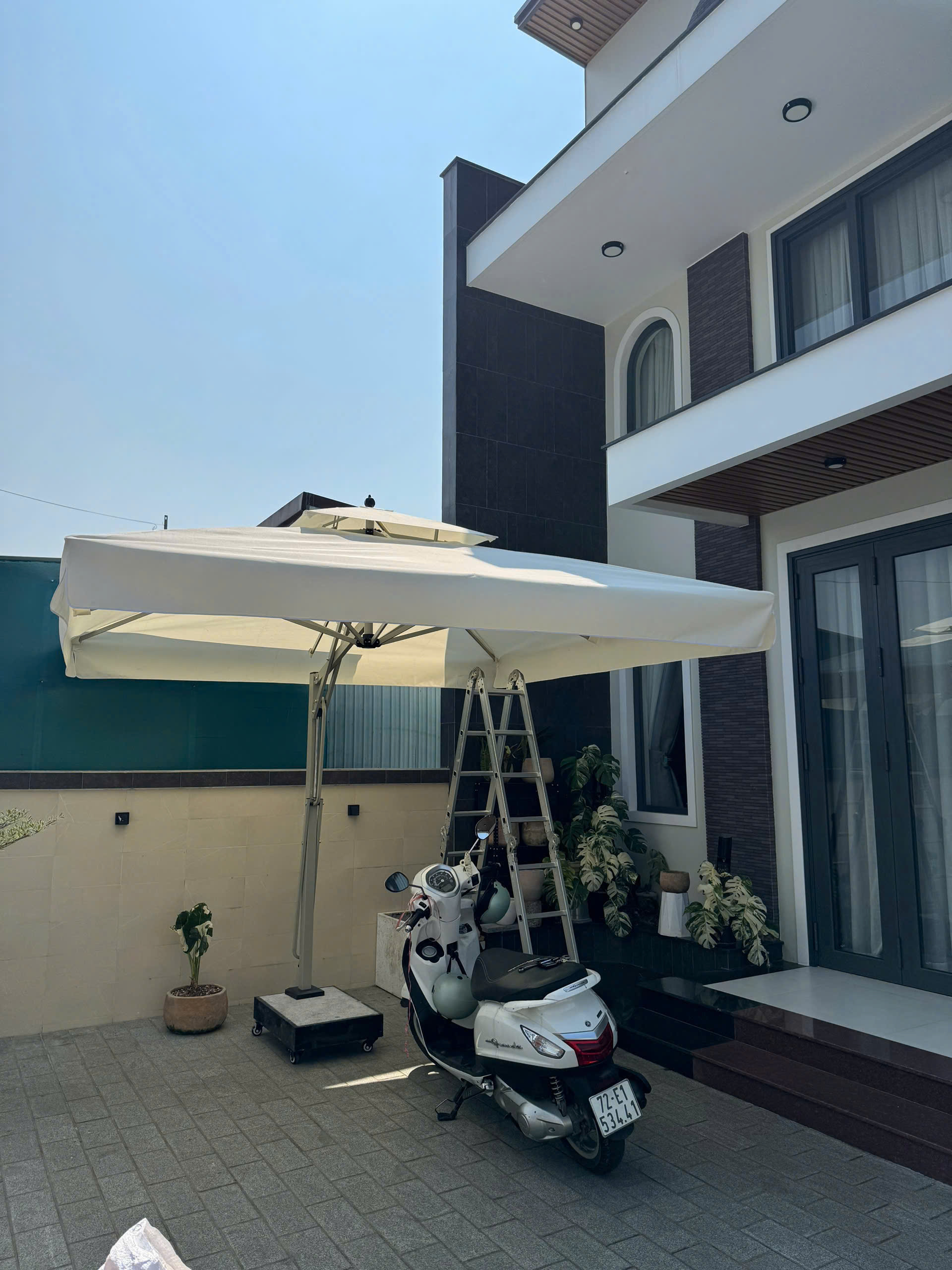 Dù che nắng Phường Bình Thuỷ - mẫu dù vuông lệch tâm 3x3m hai tầng màu trắng kem
