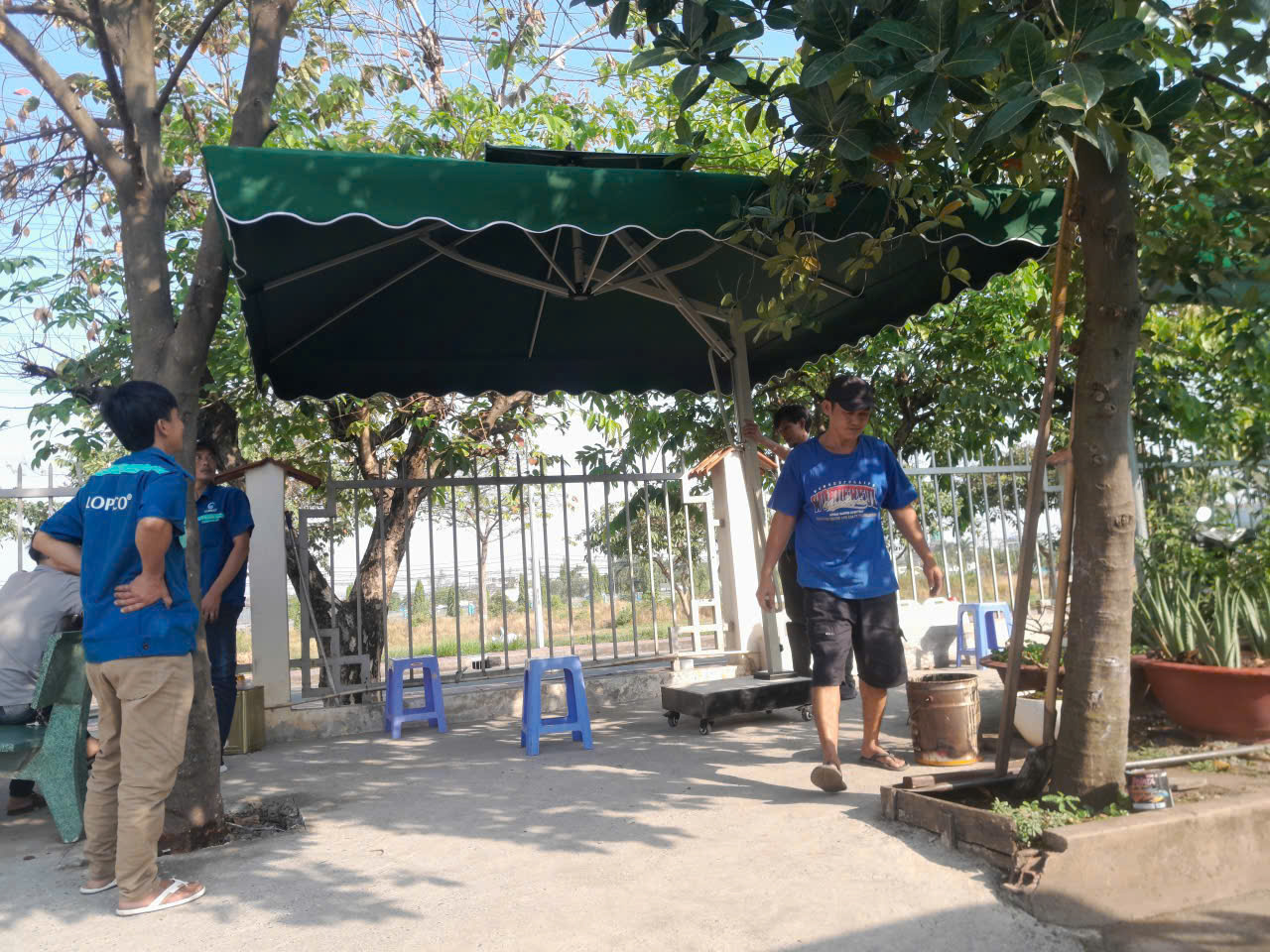 Dù che nắng tại Cần Thơ cao cấp, mẫu dù vuông lệch tâm 3,5x3,5m hai tầng thông gió màu xanh rêu