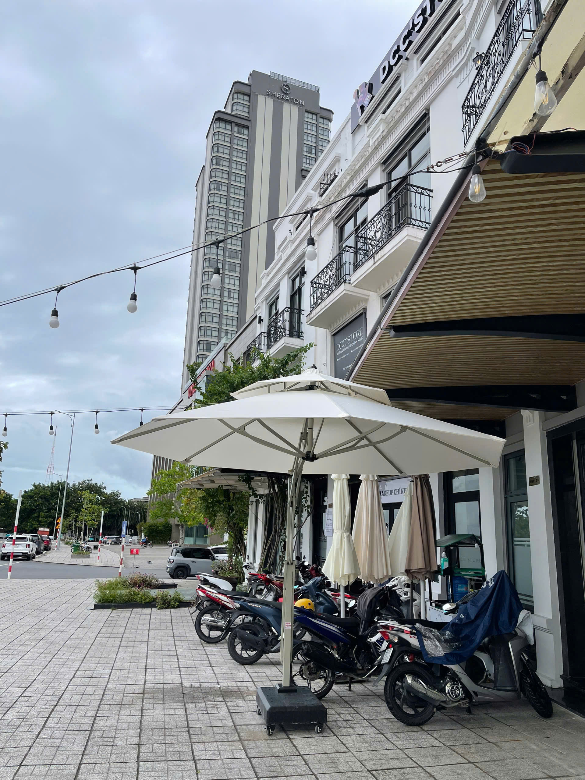 Dù che nắng tại Long Khánh, Đồng Nai - mẫu dù tròn lệch tâm 3,5m hai tầng màu trắng kem