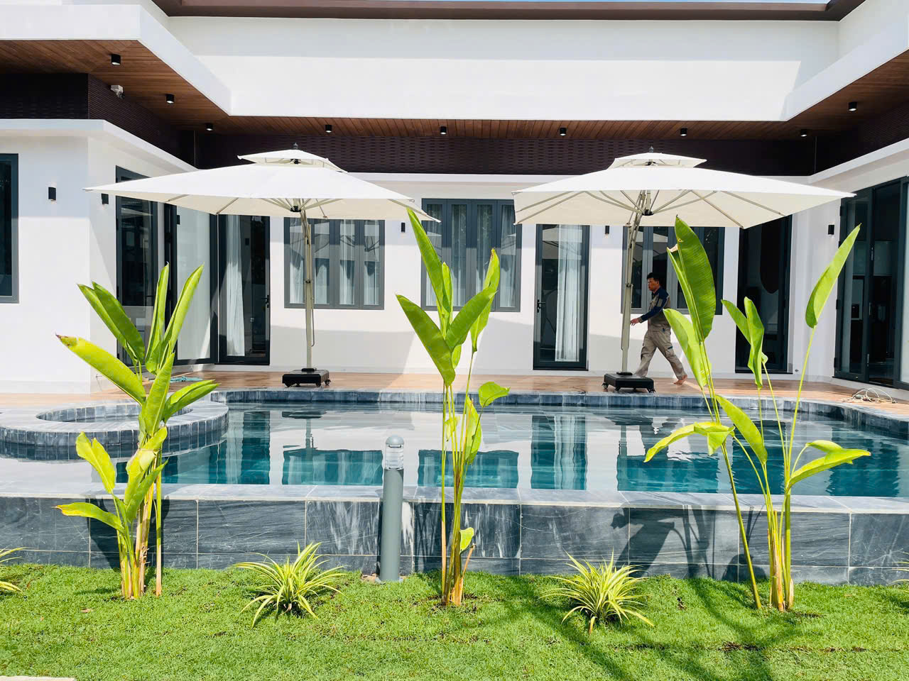 Dù Lệch Tâm Vuông 3x3m Che Nắng Hồ Bơi Giá Rẻ Tại HCM - Loại này để cố định, không nghiêng